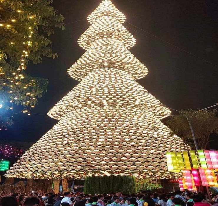 Độc lạ cây thông Noel làm từ 4.200 chiếc nón lá - 8