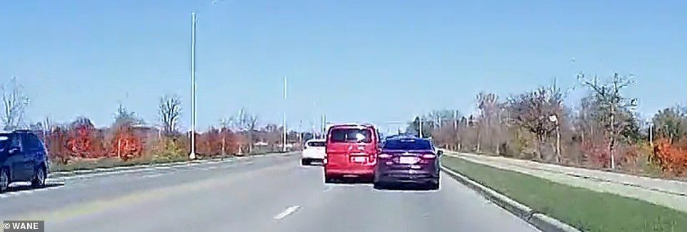 Mỹ: Tài xế chặn xe ô tô, đấm vỡ kính lái, không ngờ bị người trong xe rút súng bắn - 1