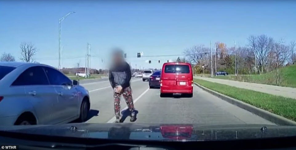 Mỹ: Tài xế chặn xe ô tô, đấm vỡ kính lái, không ngờ bị người trong xe rút súng bắn - 3