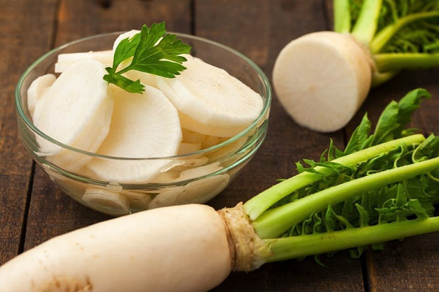 Ai ăn củ cải trắng cũng vứt bỏ phần này mà không biết là kho canxi chống loãng xương, tăng collagen - Ảnh 2.