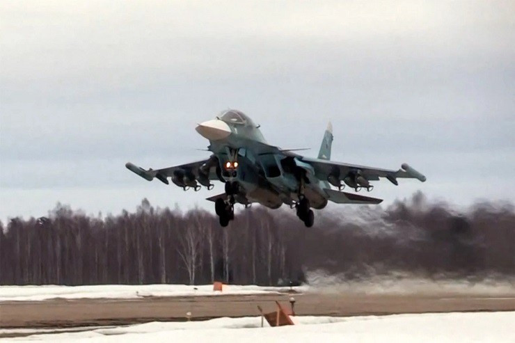 Ukraine nói bắn rơi đồng thời 3 chiến đấu cơ Su-34 của Nga ở tiền tuyến miền nam - 1