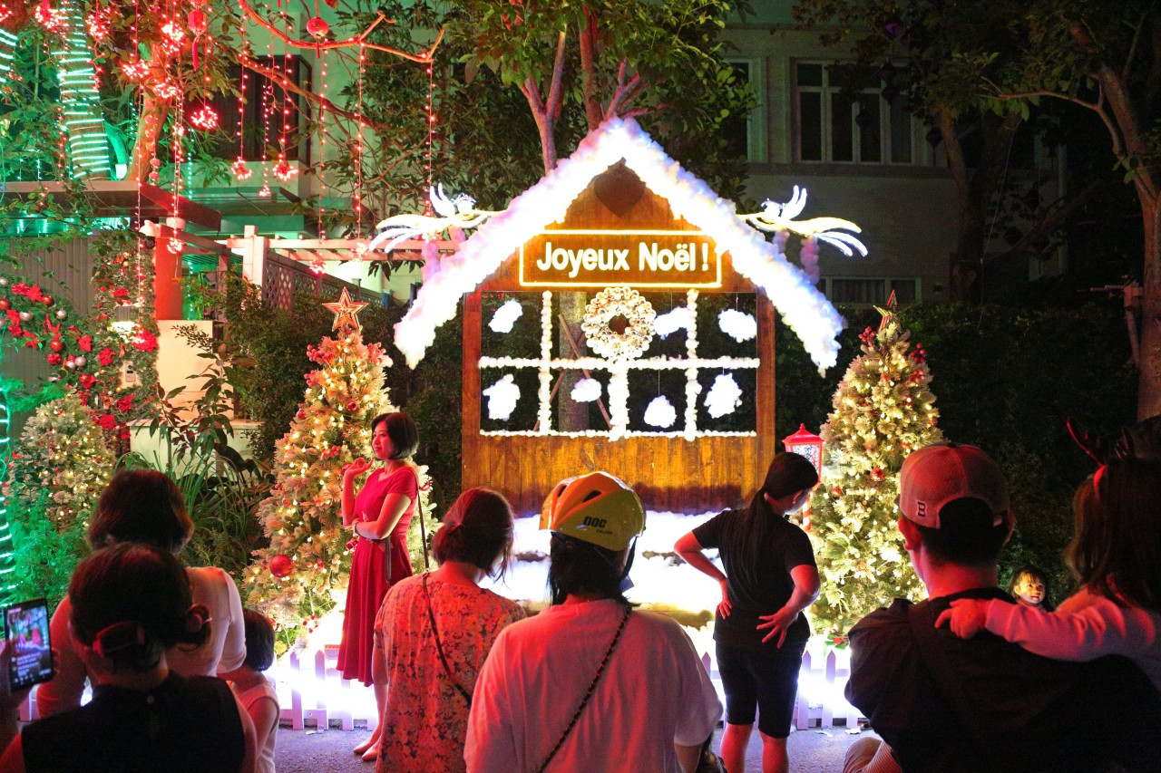 Loạt biệt thự “phố nhà giàu” trang trí Noel lộng lẫy, người dân chen nhau “check in” - 11