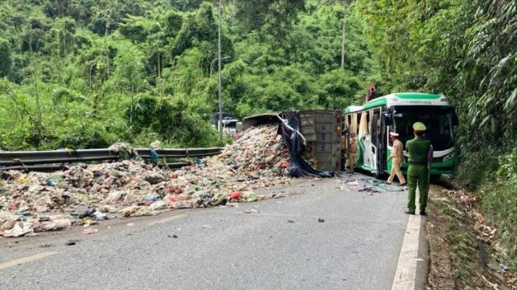 Xe rác tông vào ô tô khách chở người nước ngoài trên đèo Bảo Lộc - 2