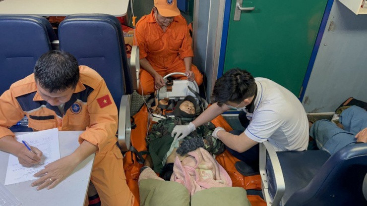 Đảo Cù Lao Chàm bị cô lập vì sóng to, tàu SAR kịp ra cứu 2 bệnh nhân tiên lượng xấu - 2