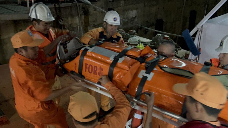 Đảo Cù Lao Chàm bị cô lập vì sóng to, tàu SAR kịp ra cứu 2 bệnh nhân tiên lượng xấu - 1