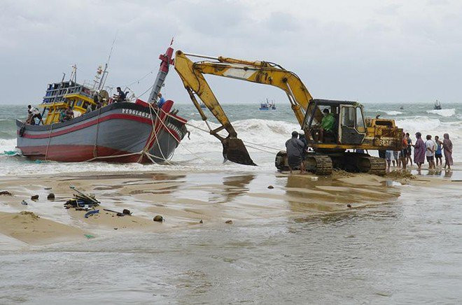Sau 2 ngày tìm kiếm vẫn chưa thấy 5 ngư dân Phú Yên mất tích trên biển - 1