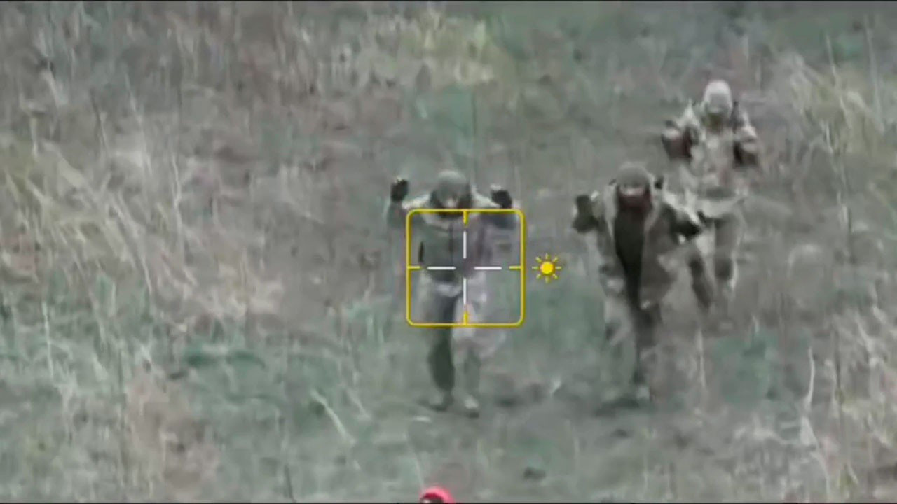 Video Nga dùng 2 UAV áp giải 4 binh sĩ Ukraine đầu hàng trên chiến trường - 1