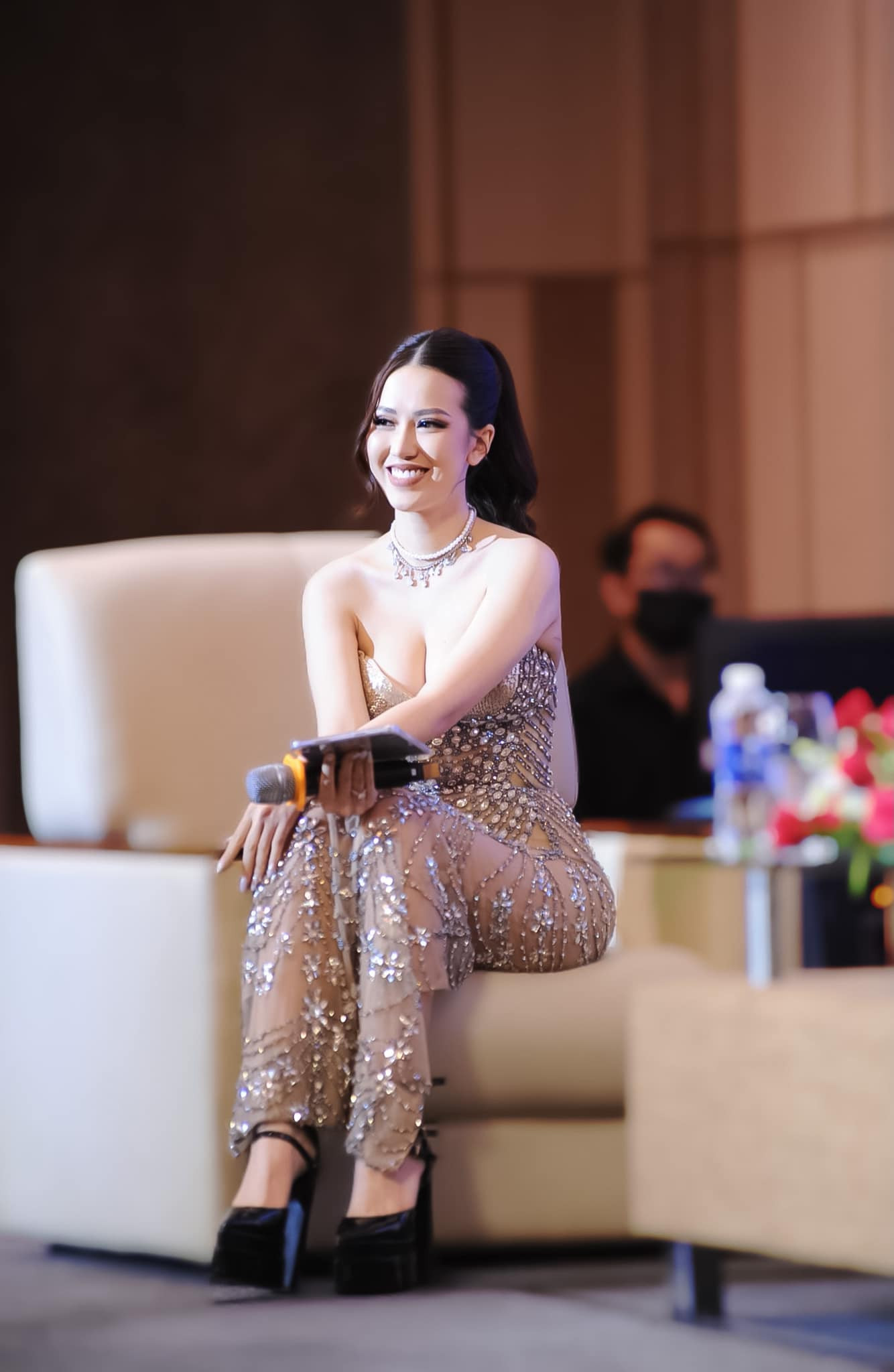 Nữ MC có “đường cong bốc lửa nhất Việt Nam