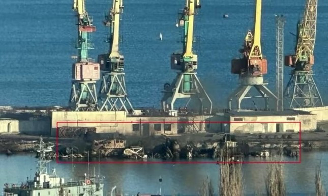 Xuất hiện hình ảnh tàu đổ bộ Nga bị hư hại sau khi trúng tên lửa hành trình Ukraine - 2