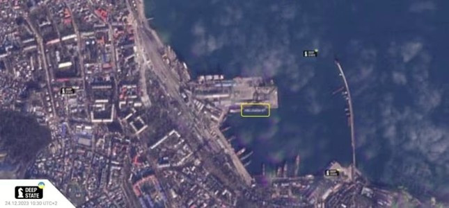 Xuất hiện hình ảnh tàu đổ bộ Nga bị hư hại sau khi trúng tên lửa hành trình Ukraine - 1