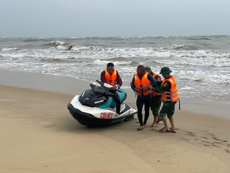 Dùng mô tô nước ứng cứu 3 ngư dân gặp nạn trên biển - 1