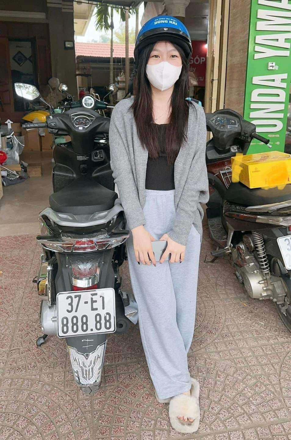 Nữ sinh viên theo học ở Hà Nội về quê bấm trúng biển số siêu đẹp - 1