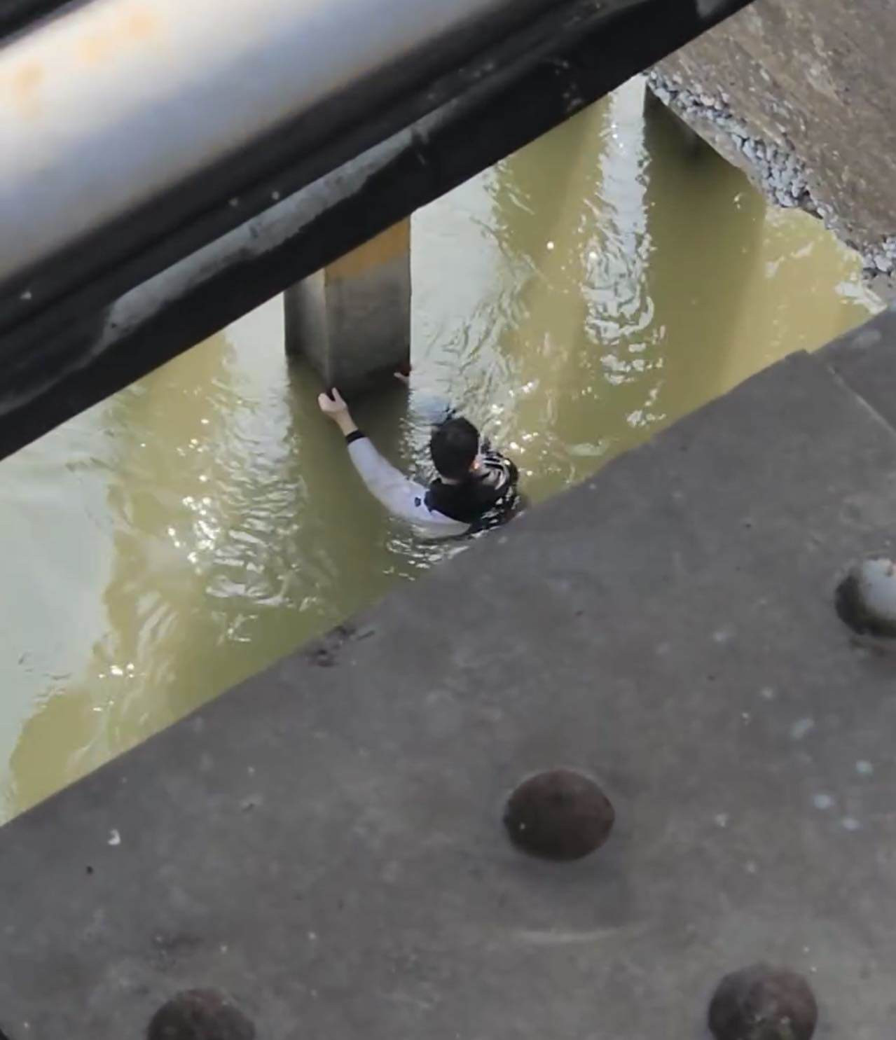 Sự thật thông tin nam thanh niên ngã từ cầu Long Biên xuống sông Hồng vì mải chụp ảnh - 1