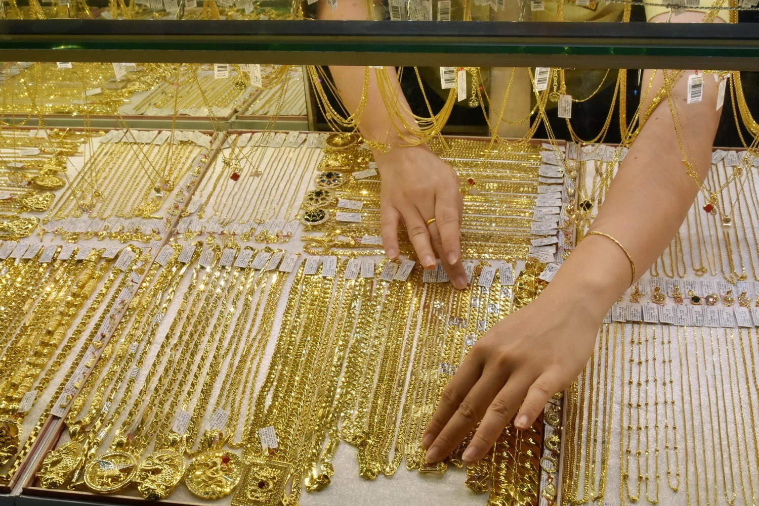 Giá vàng hôm nay 30/12: Vàng SJC tiếp tục giảm thêm 2 triệu đồng/lượng - 1