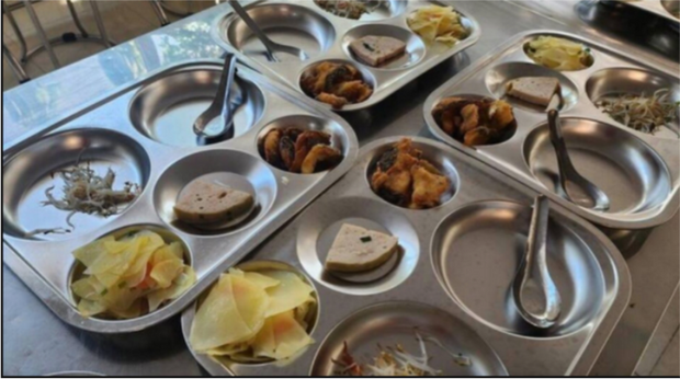 Những bữa ăn học đường bị cắt xén gây xôn xao dư luận 2023 - Ảnh 2.