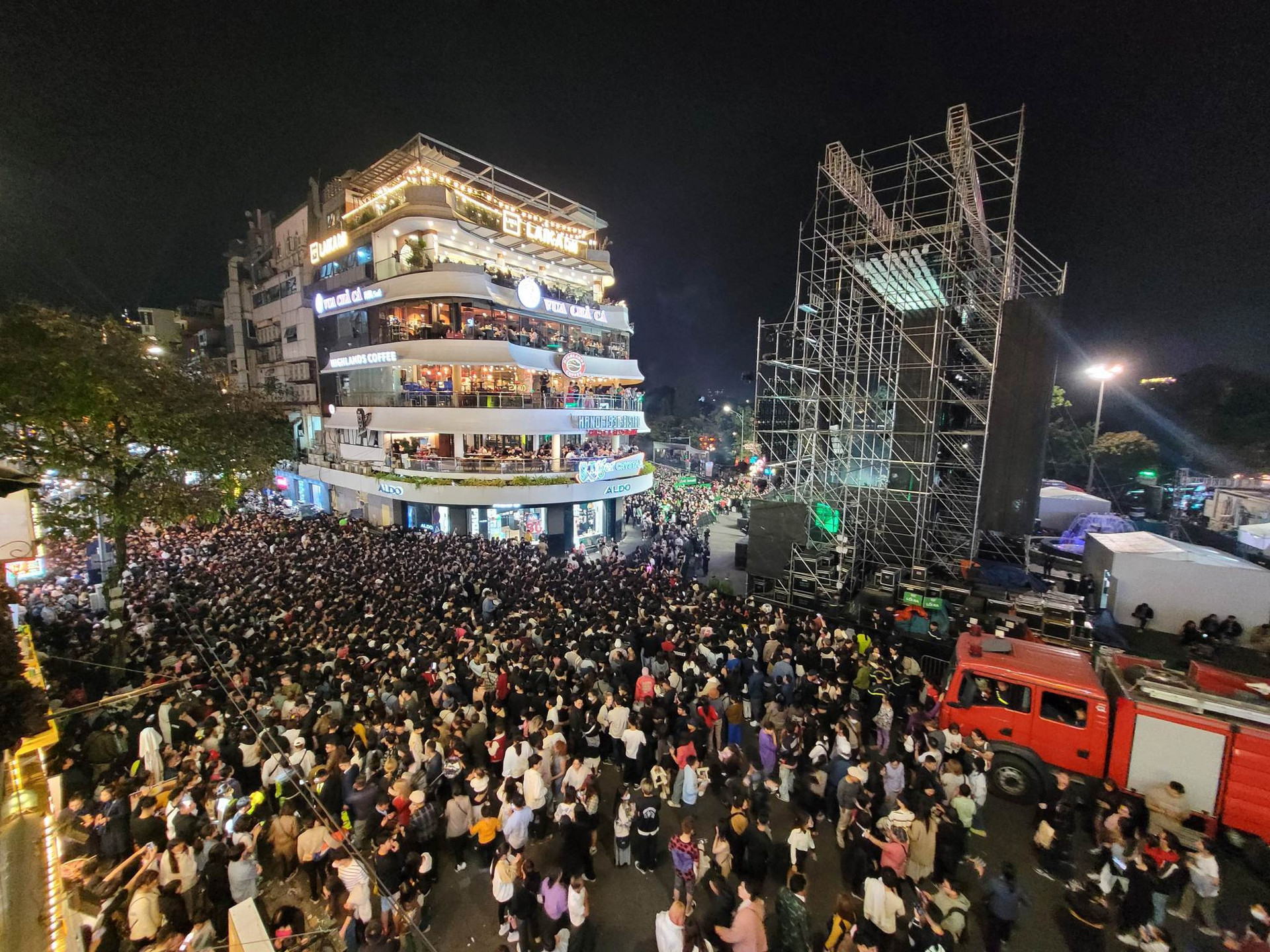 Hình ảnh nhìn đã thấy ngộp thở: Hàng nghìn người nhích từng chút ở phố đi bộ Hà Nội chờ giao thừa- Ảnh 9.