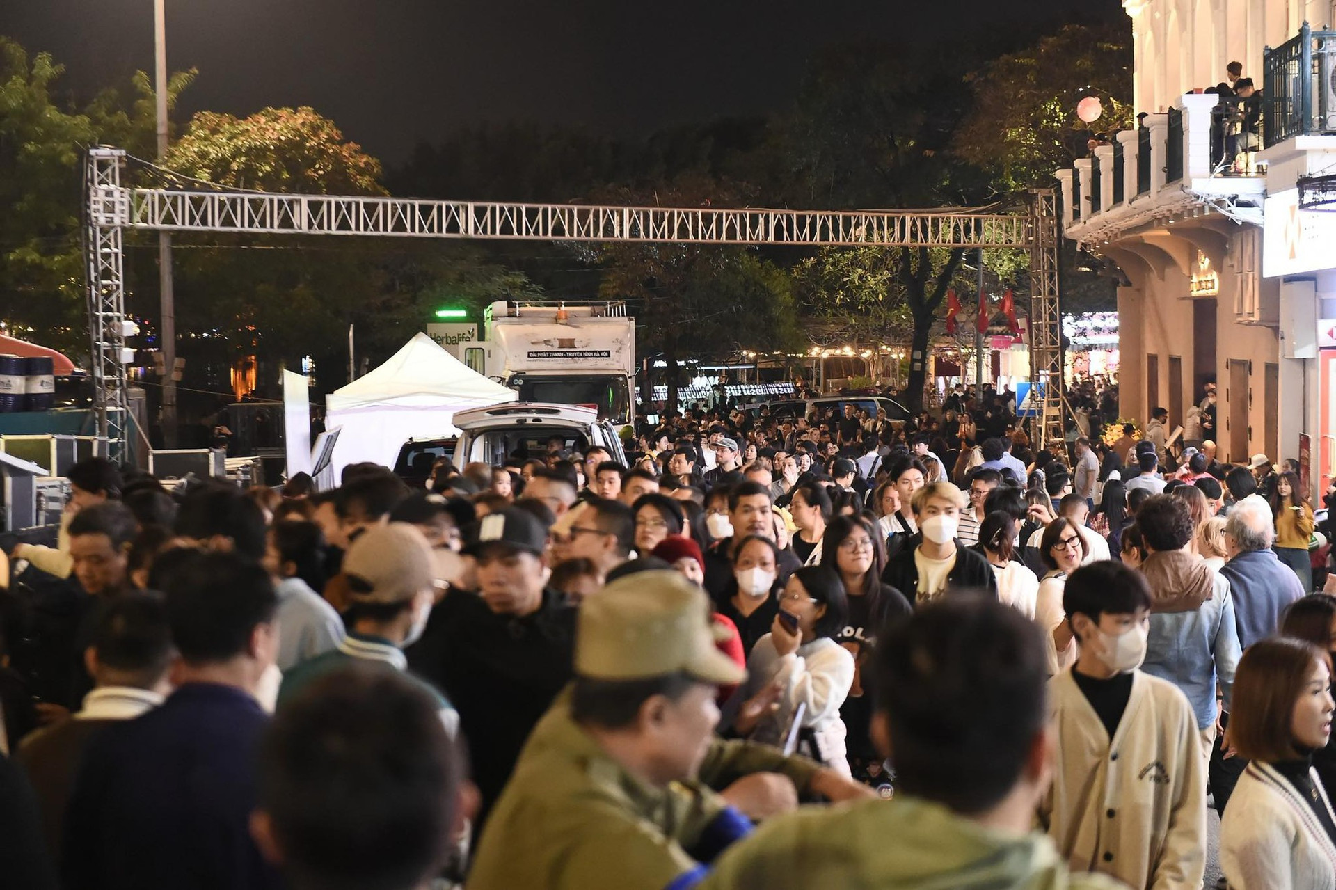Hình ảnh nhìn đã thấy ngộp thở: Hàng nghìn người nhích từng chút ở phố đi bộ Hà Nội chờ giao thừa- Ảnh 8.