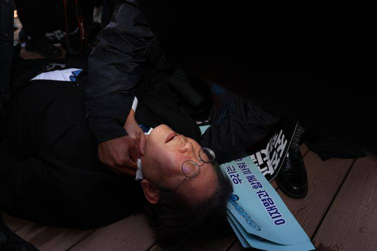 Vụ Chủ tịch đảng đối lập Hàn Quốc bị đâm vào cổ: Thú nhận của nghi phạm - 1