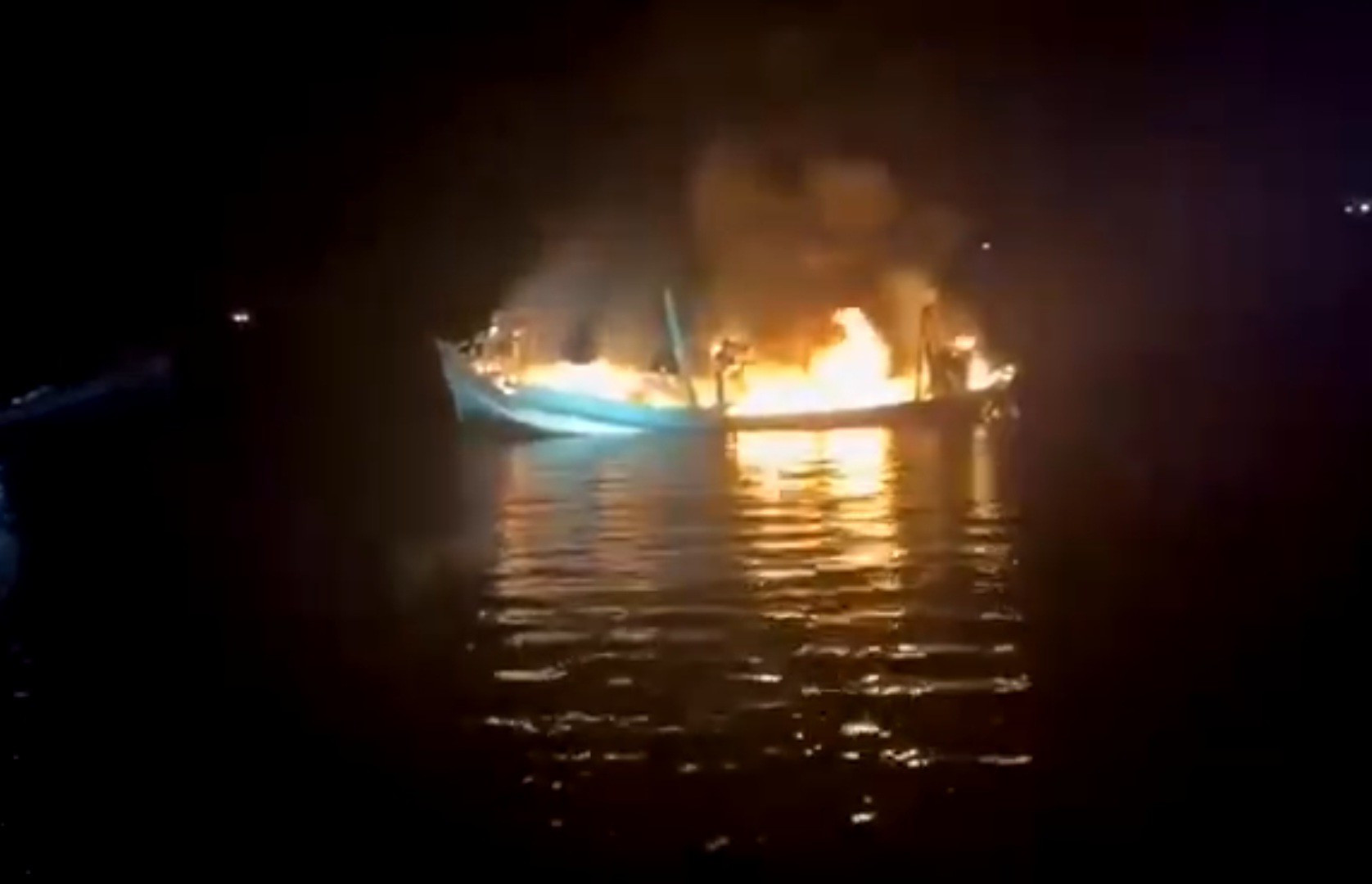 Tàu cá bốc cháy dữ dội trên biển nghi bị ném “bom xăng” - 1