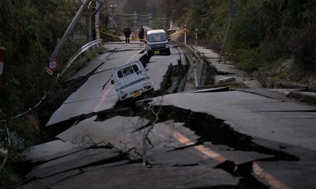 Hết động đất lại cháy lớn, Nhật Bản đối mặt tiếp mưa to và lở đất - 1
