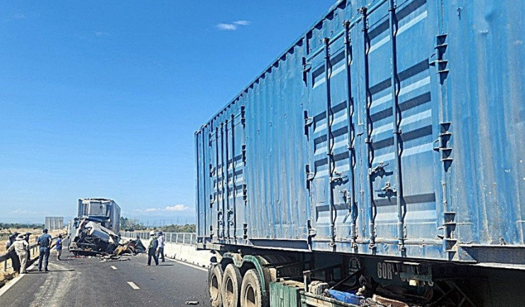 Xe container tông đuôi xe đầu kéo trên cao tốc Vĩnh Hảo-Phan Thiết, tài xế tử vong - 1