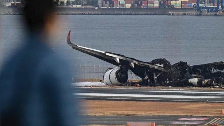 Máy bay Nhật chở 379 người bốc cháy: Hãng bay tiết lộ thông tin bất ngờ - 1
