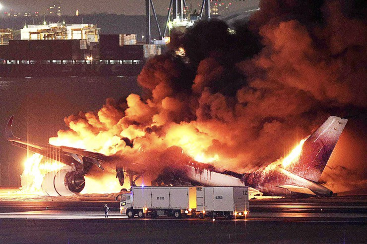 Máy bay Nhật chở 379 người bốc cháy: Hãng bay tiết lộ thông tin bất ngờ - 2