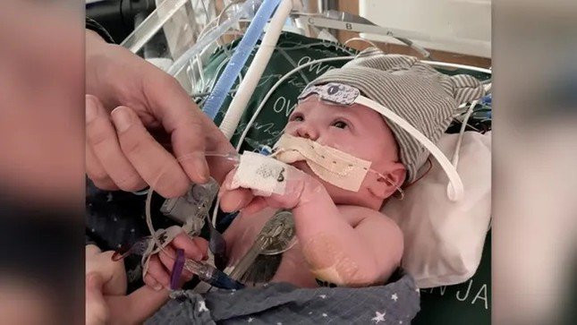 Thông tin mới nhất về em bé được ghép tim đầu tiên trên thế giới - 1