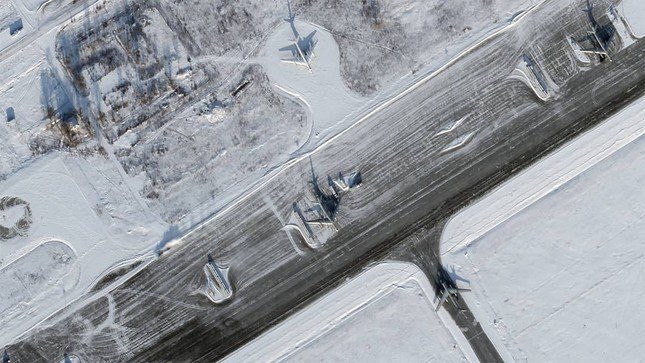 Nghi vấn máy bay không người lái Ukraine tấn công sân bay Engels-2 của Nga - 1