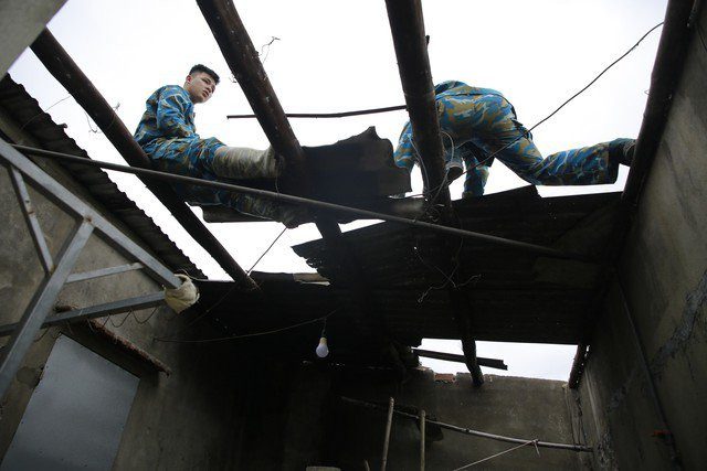 Tin tức 24h qua: Sư đoàn 372 sửa nhà cho dân sau vụ máy bay Su 22 rơi - 1