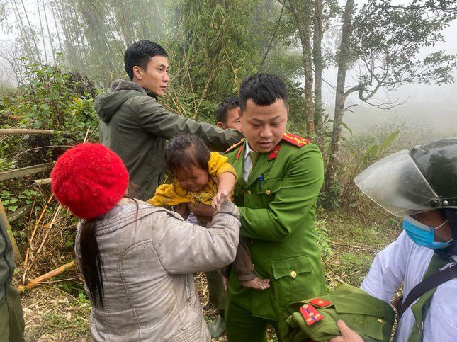 Ly kỳ chuyện bé gái 2 tuổi mất tích 31 giờ trong rừng rậm Nghệ An - 1