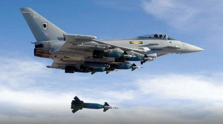 Lý do bất ngờ khiến tàu sân bay Anh không sát cánh cùng Mỹ khi tập kích Houthi - 1