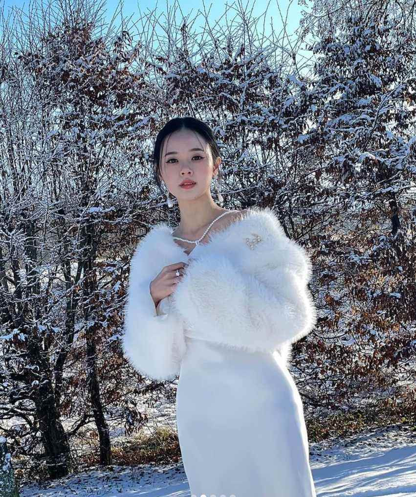 Midu mặc váy lụa mỏng giữa tuyết - 1