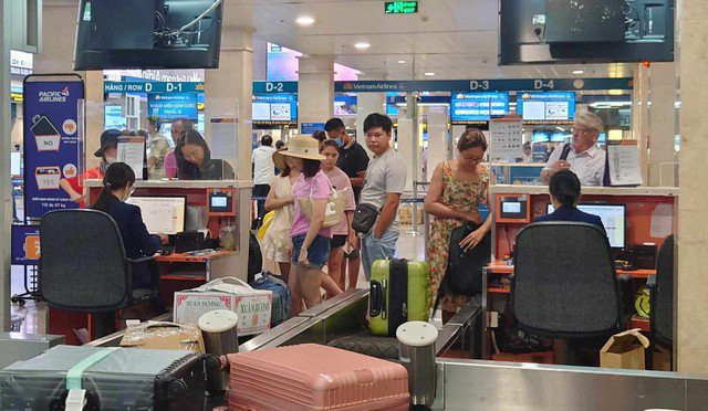 Hành khách làm thủ tục bay tại sân bay Tân Sơn Nhất. Ảnh minh hoạ: Dương Ngọc
