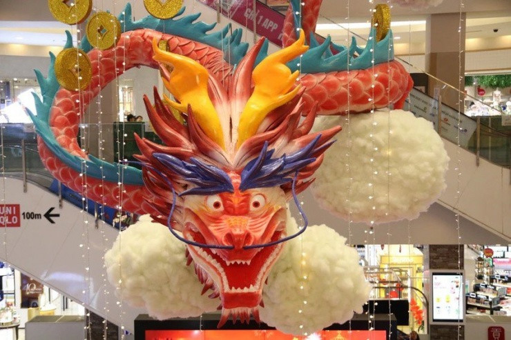Linh vật rồng với biểu cảm độc lạ tại trung tâm thương mại Aeon Tân Phú, quận Tân Phú thu hút nhiều người đến check-in. ảnh: NHƯ NGỌC