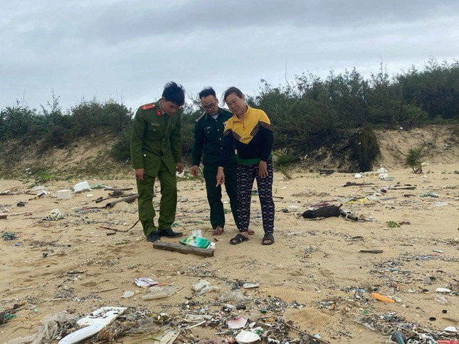 Người dân tiếp tục phát hiện khoảng 1kg ma túy loại ketamine ở bờ biển xã Bình Trị.