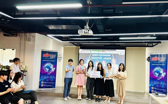 Châu Giang (thành viên thứ 2 từ bên trái) và đồng đội đạt giải Inventive Award - Business Pizza Hackathon 2023.