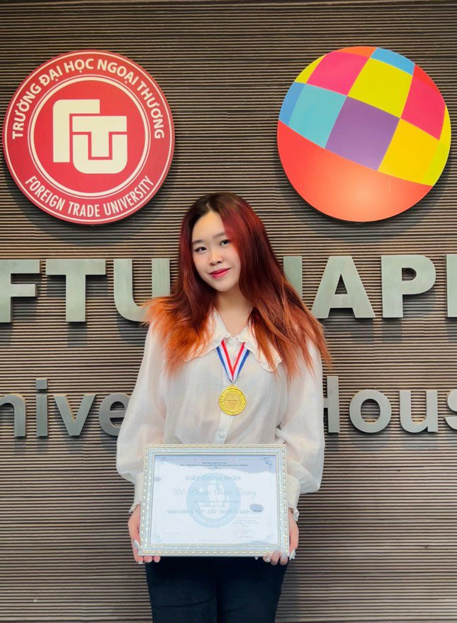 Đỗ Phạm Châu Giang xuất sắc nhận bằng khen Sinh viên 5 tốt cấp trường của Đại học Ngoại thương.