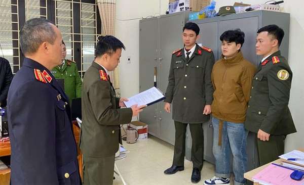 Cơ quan An ninh điều tra Công an tỉnh Tuyên Quang thi hành lệnh bắt bị can đối với Triệu Văn Chung.