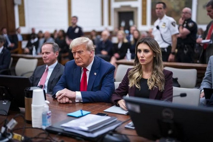 Cựu Tổng thống Mỹ Donald Trump (giữa) trong một phiên tòa. Ảnh: THE NEW YORK TIMES