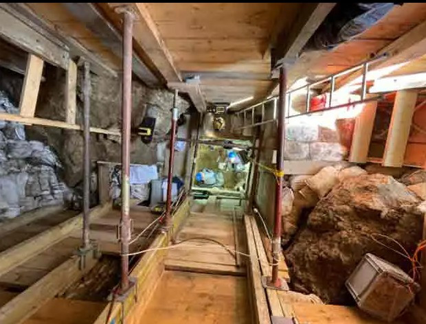 Hiện trường khai quật hài cốt con người cổ đại ở hang Ilsenhöhle - Ảnh: NATURE