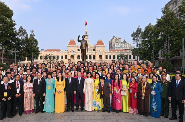 Chủ tịch nước cùng đoàn kiều bào dự chương trình Xuân quê hương chụp ảnh lưu niệm tại Tượng đài Chủ tịch Hồ Chí Minh trên Phố đi bộ Nguyễn Huệ (ảnh: Quốc Thanh).