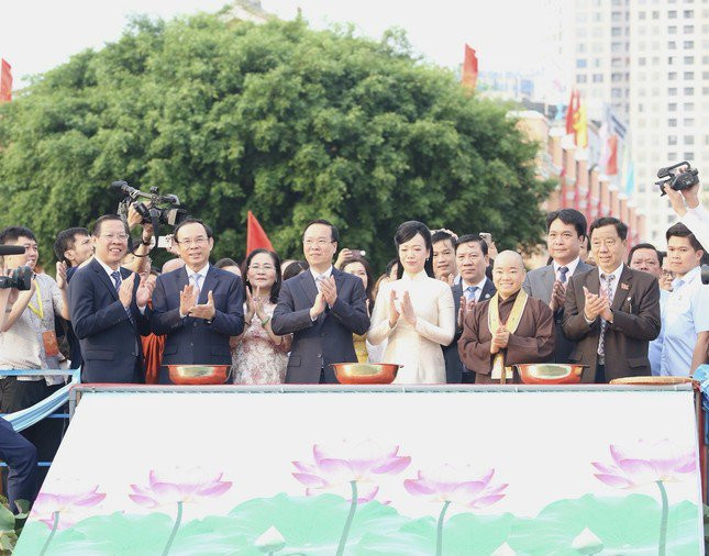 Chủ tịch nước và phu nhân cùng đoàn kiều bào cũng đã dâng hoa tại Công viên tượng đài Chủ tịch Hồ Chí Minh tại Phố đi bộ Nguyễn Huệ.
