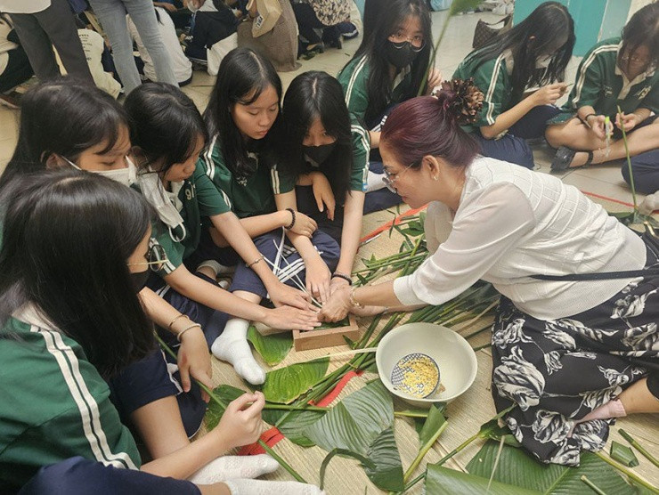 Nên hay không giao bài tập trong ngày Tết cho học sinh? Trong ảnh: Học sinh Trường THCS Nguyễn Du (quận 1, TP.HCM) trải nghiệm gói bánh chưng dịp Tết. Ảnh: KIM BẢO