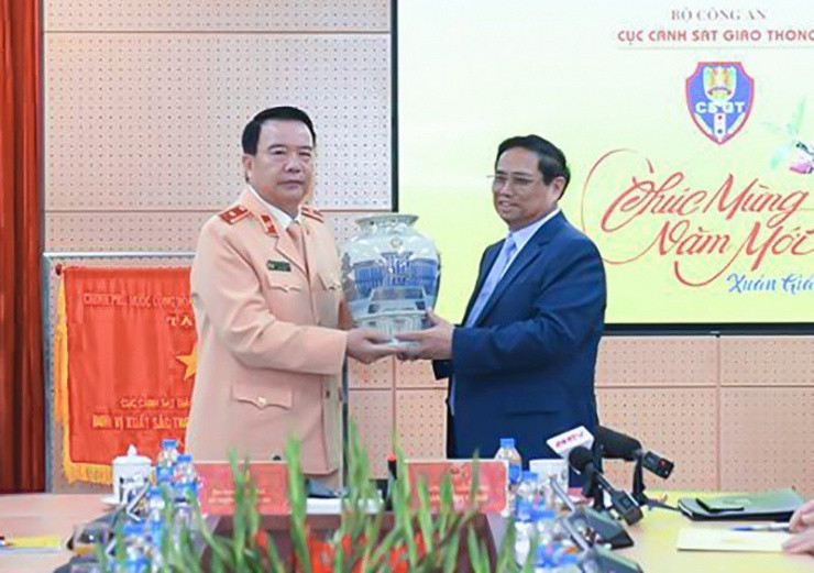 Thủ tướng Chính phủ Phạm Minh Chính trao quà tặng Cục CSGT