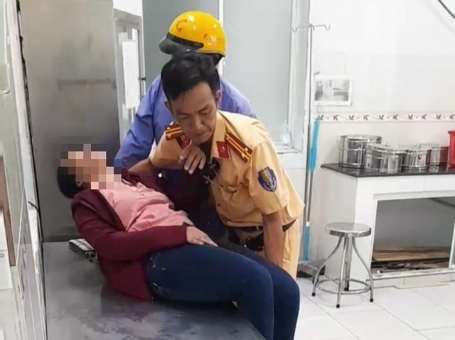 Người dân bị bệnh tai biến được trung tá Nguyễn Phương Anh đưa đến cơ sở y tế cấp cứu kịp thời nên đã qua cơn nguy kịch. Ảnh: Hải Linh