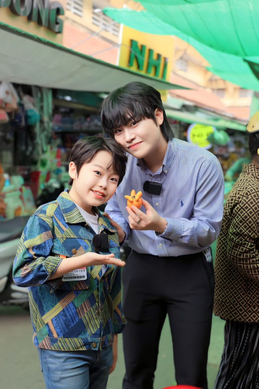 “Psy nhí” Hwang Min Woo cùng gia đình về Việt Nam làm từ thiện - Ảnh 2.