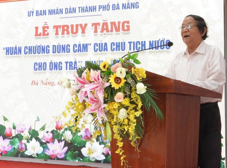 Ông Trần Minh Thuấn gửi lời cảm ơn đến lãnh đạo, sở ngành đã giúp đỡ gia đình. Ảnh: DH.