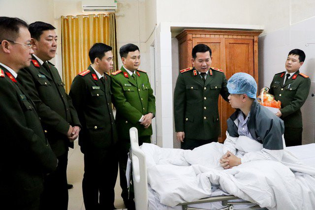 Thiếu tướng Đinh Văn Nơi cùng đoàn công tác thăm hỏi, động viên thượng úy Phạm Đức Hoàng bị thương trong khi làm nhiệm vụ