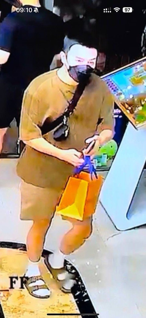 Camera ghi lại rõ Cảnh đối tượng Chiến mang theo tài sản trộm cắp bước ra từ cửa hàng